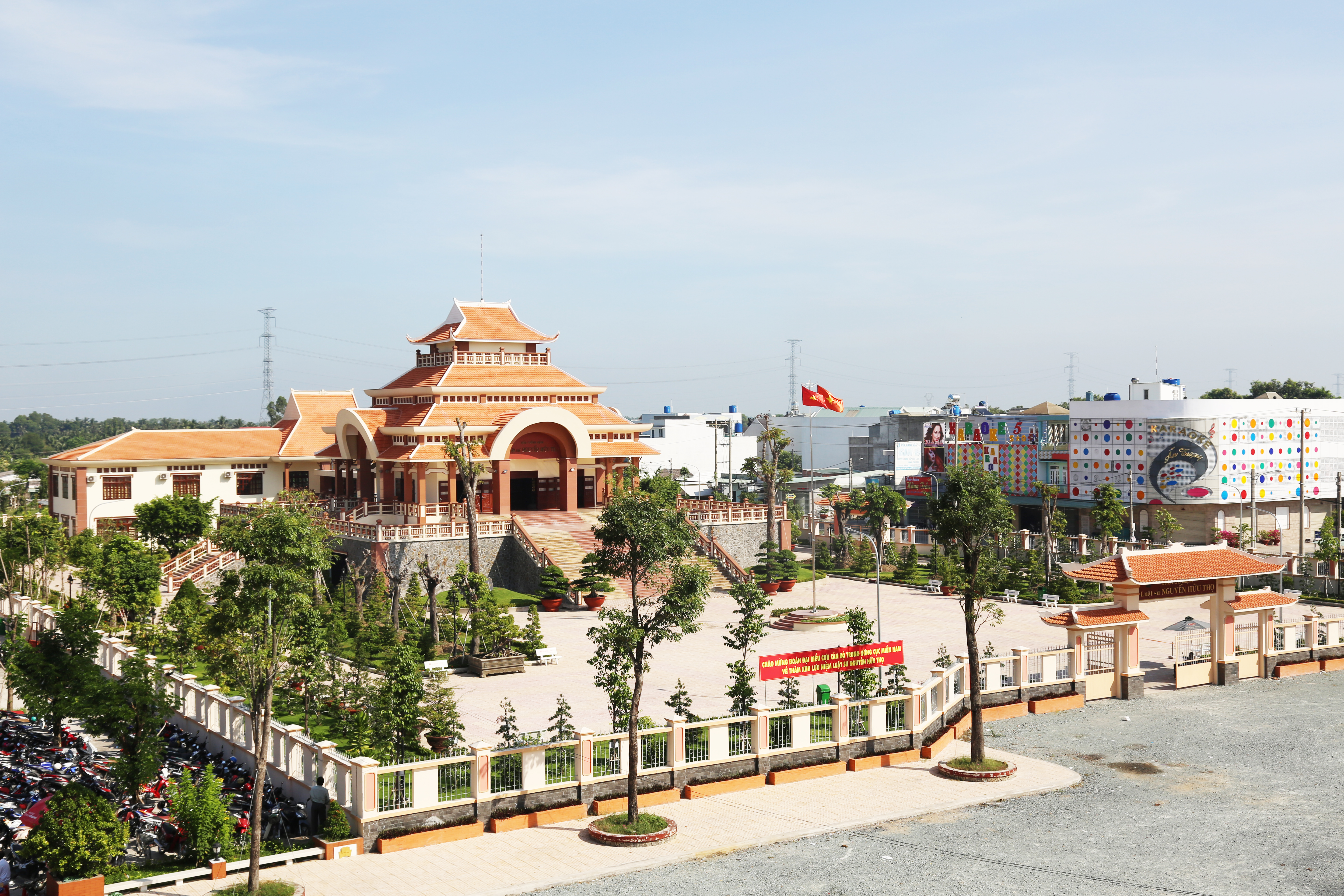 Di tích lịch sử Khu lưu niệm Luật sư Nguyễn Hữu Thọ (gồm: ngôi nhà ở thời niên thiếu và nhà tưởng niệm)